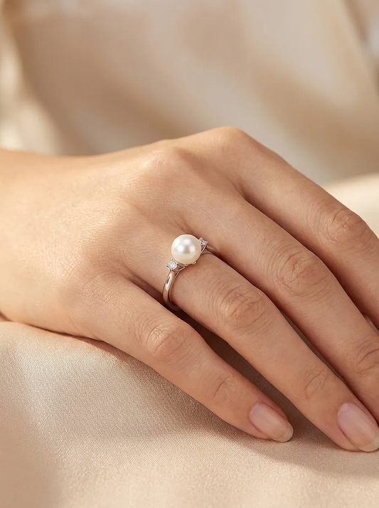 Balto aukso žiedas su perlu