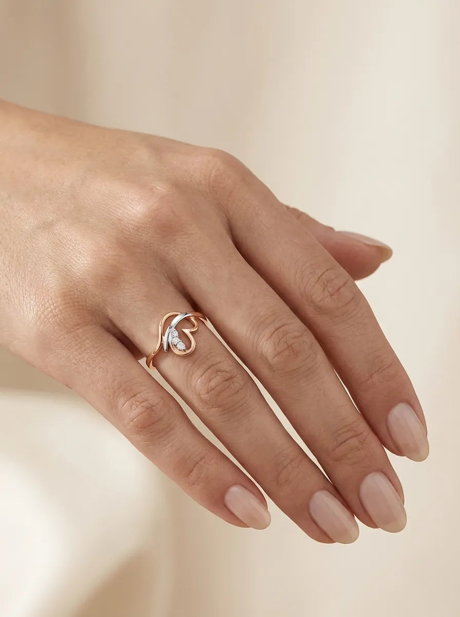 Prabangus moteriškas auksinis žiedas su širdelės motyvu