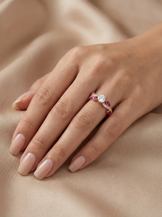 Moteriškas auksinis žiedas su spalvotais akmenimis