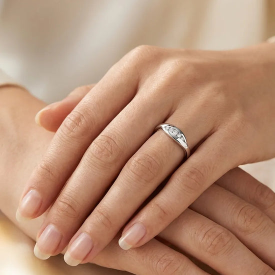 Prabangus moteriškas auksinis žiedas su cirkoniais