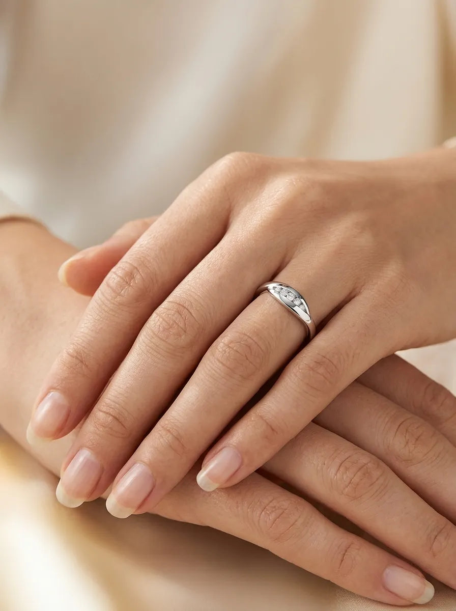 Prabangus moteriškas auksinis žiedas su cirkoniais