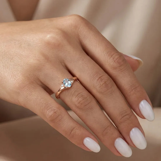 Auksinis žiedas su šviesiai mėlynu cirkoniu