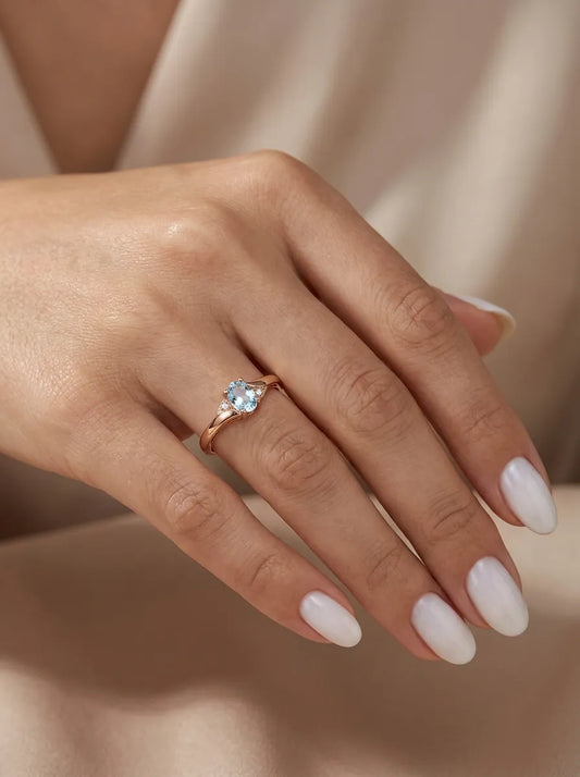 Auksinis žiedas su šviesiai mėlynu cirkoniu