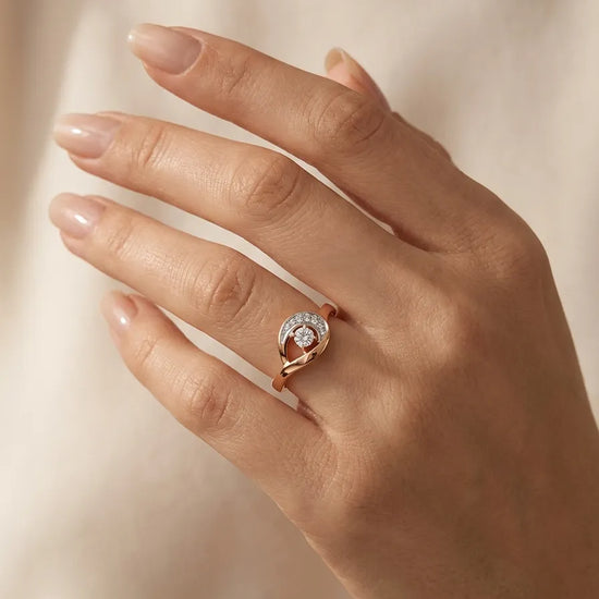 Prabangus moteriškas auksinis žiedas su cirkoniais