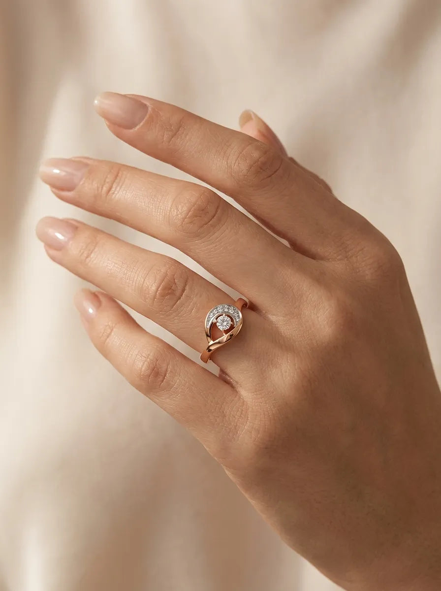 Prabangus moteriškas auksinis žiedas su cirkoniais