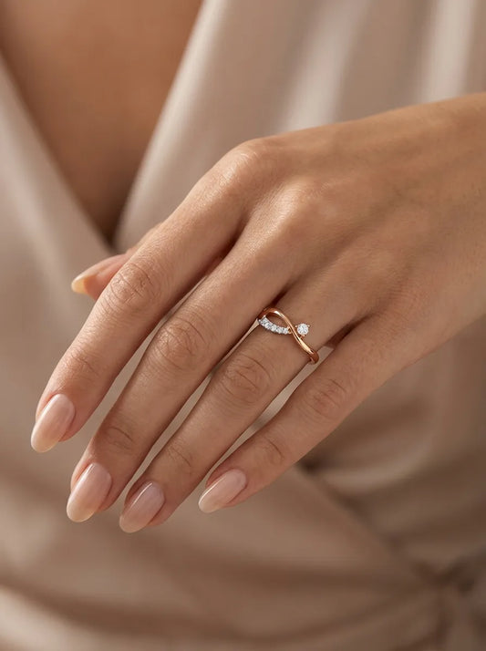 Prabangus moteriškas auksinis žiedas su cirkoniais