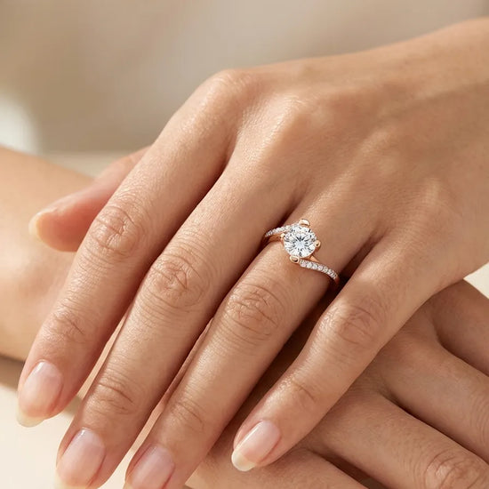 Prabangus moteriškas auksinis žiedas su akmeniu