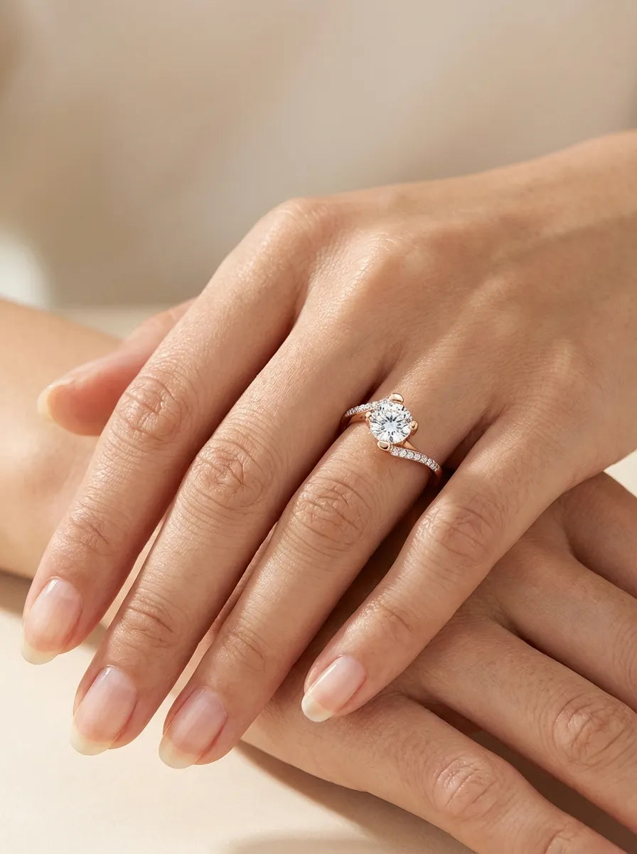 Prabangus moteriškas auksinis žiedas su akmeniu