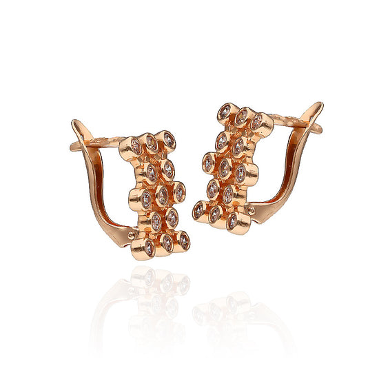 Maži auksiniai auskarai moterims, mėgstančioms minimalizmą.