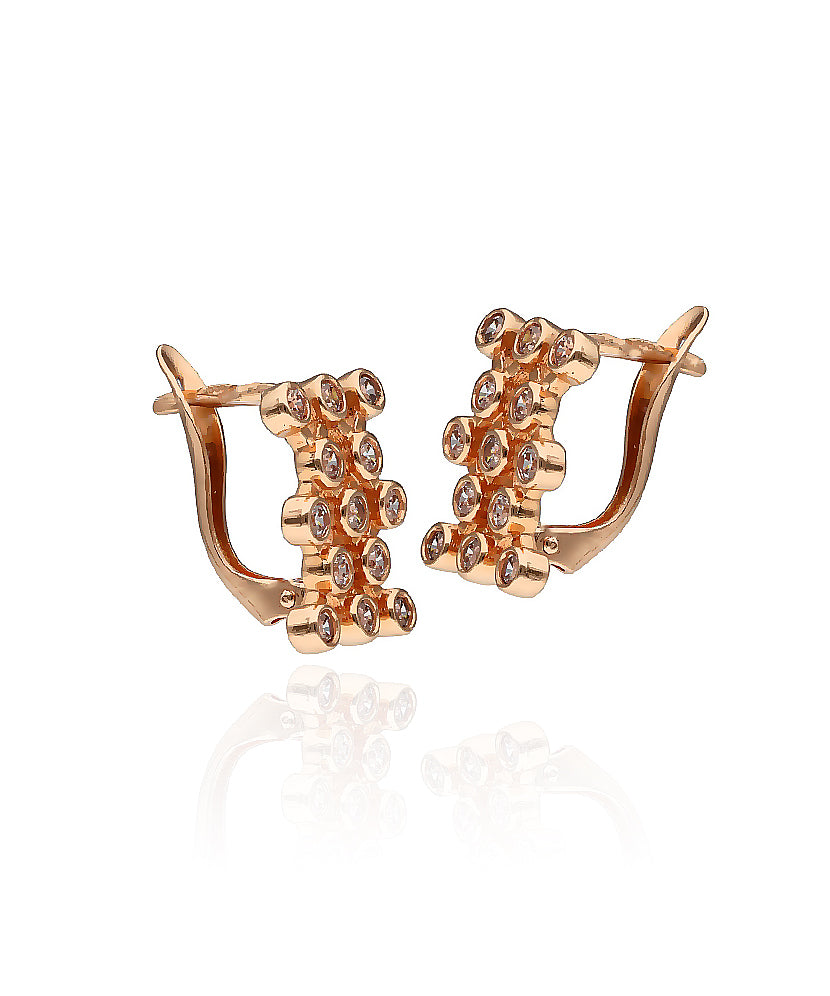 Maži auksiniai auskarai moterims, mėgstančioms minimalizmą.