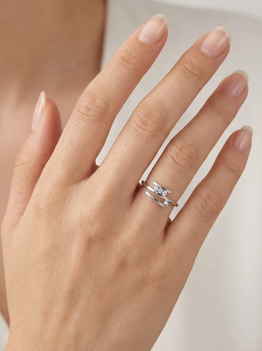 Prabangus moteriškas auksinis žiedas su trimis akmenimis