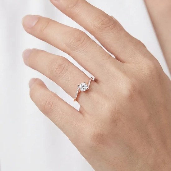 Prabangus moteriškas auksinis žiedas su apvaliu cirkoniu