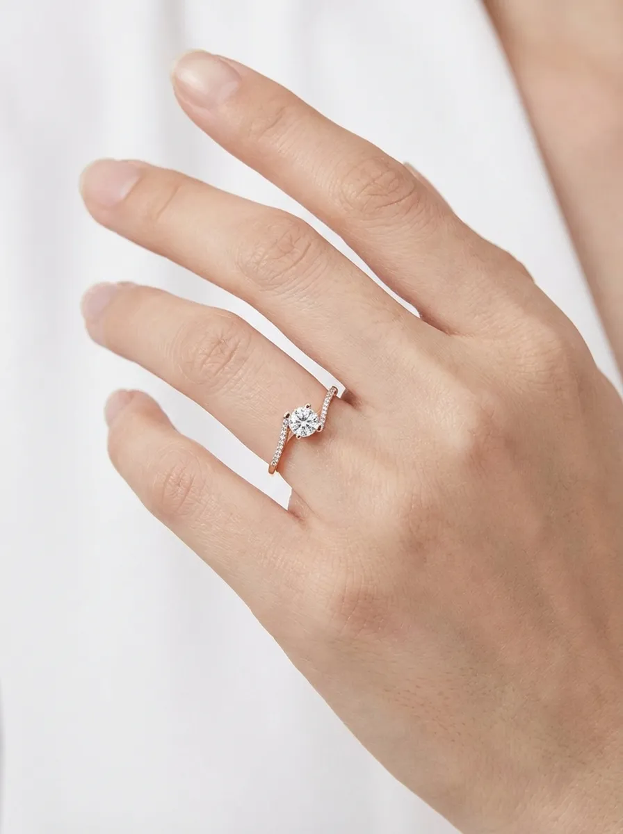 Prabangus moteriškas auksinis žiedas su apvaliu cirkoniu