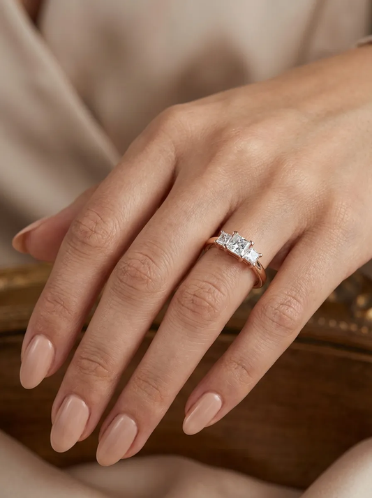 Prabangus moteriškas auksinis žiedas su trimis cirkoniais