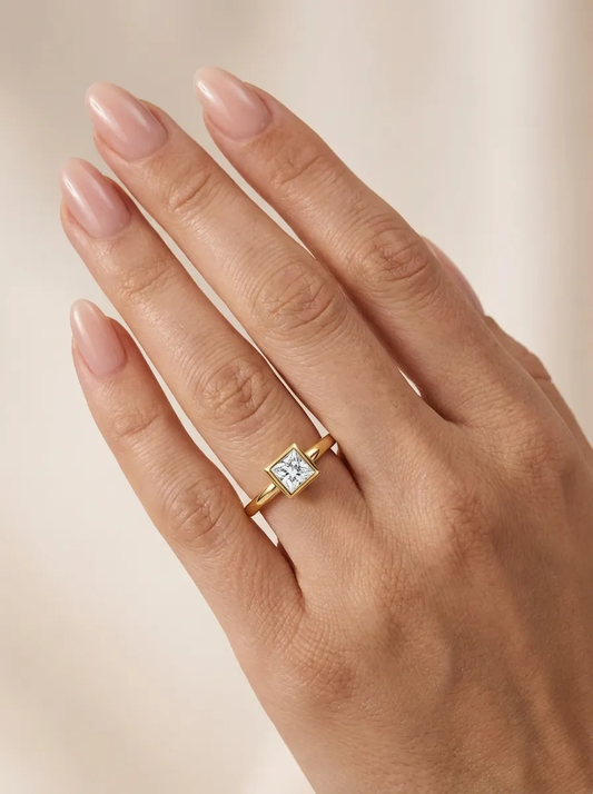 Prabangus moteriškas auksinis žiedas su kvadratiniu cirkoniu