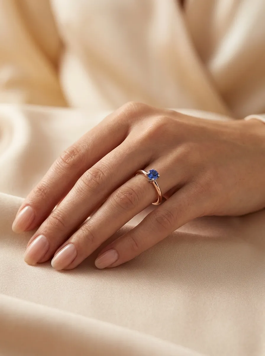 Moteriškas auksinis žiedas su mėlynu akmeniu