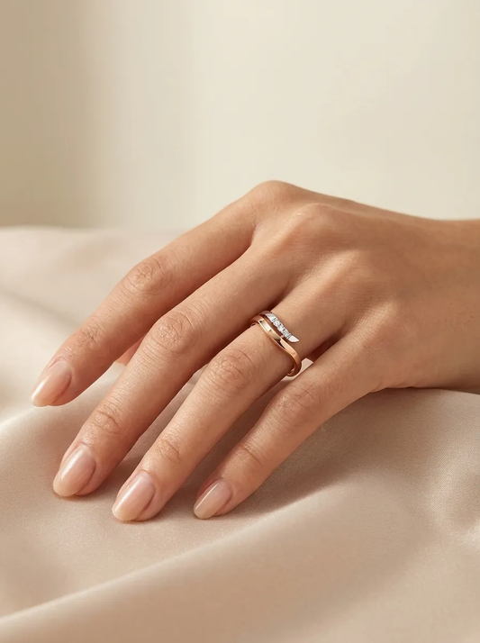 Moteriškas auksinis žiedas