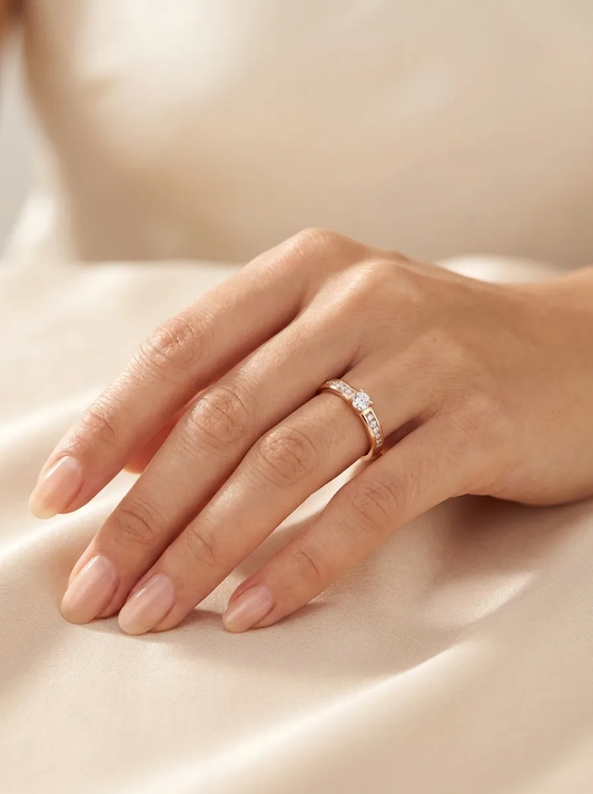 Moteriškas auksinis žiedas