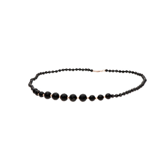 Grandinėlė su onikso akmenukais ir aukso detalėmis, spinduliuoja prabanga ir rafinuotumą.