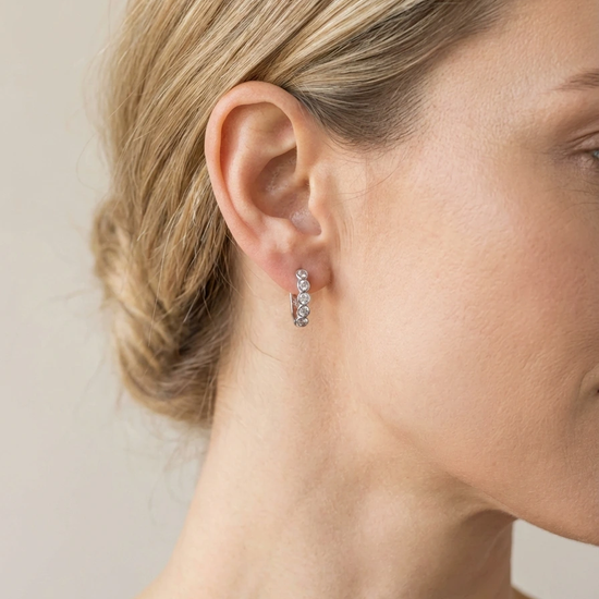 Sidabriniai auskarai su baltais cirkoniais – subtilus spindesys