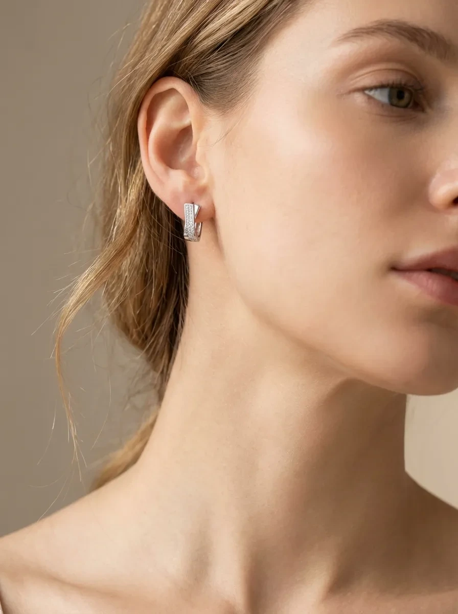 Sidabriniai auskarai su cirkoniais – šiuolaikiškas dizainas