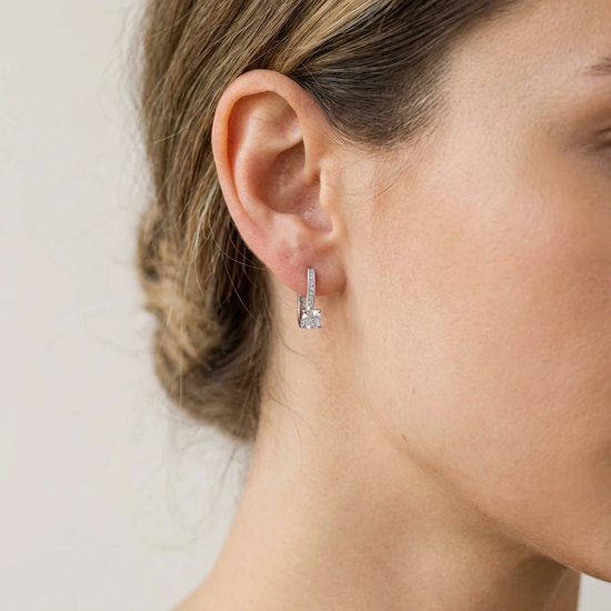 Sidabriniai auskarai su cirkoniais – klasikinis elegantiškas dizainas