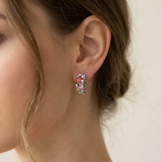 sidabriniai auskarai su įvairiaspalviais cirkoniais