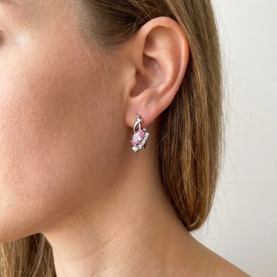 sidabriniai auskarai su rožinės spalvos cirkoniu