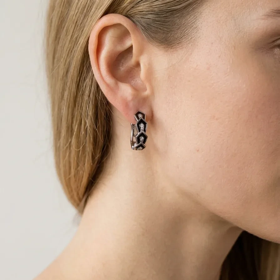 Geometrinio dizaino sidabro auskarai su juodais akcentais