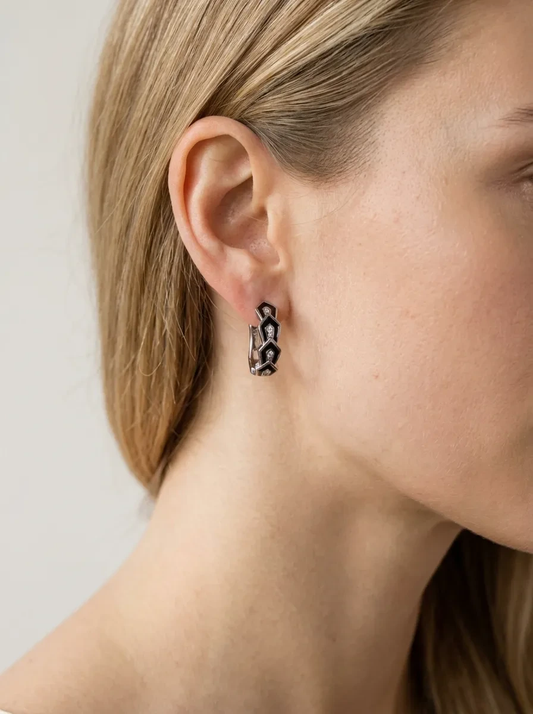 Geometrinio dizaino sidabro auskarai su juodais akcentais