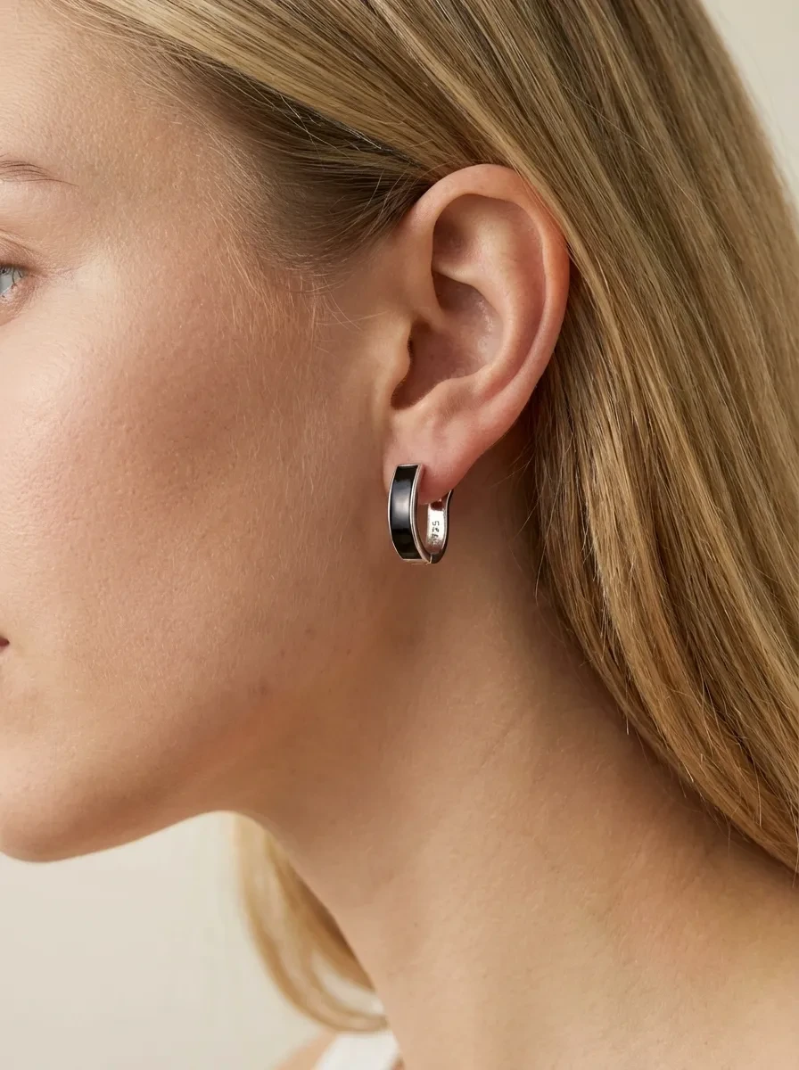 Sidabriniai auskarai su juodu intarpu