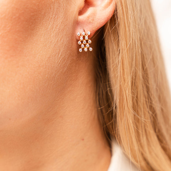 Smulkūs auksiniai auskarai kiekvienai dienai.