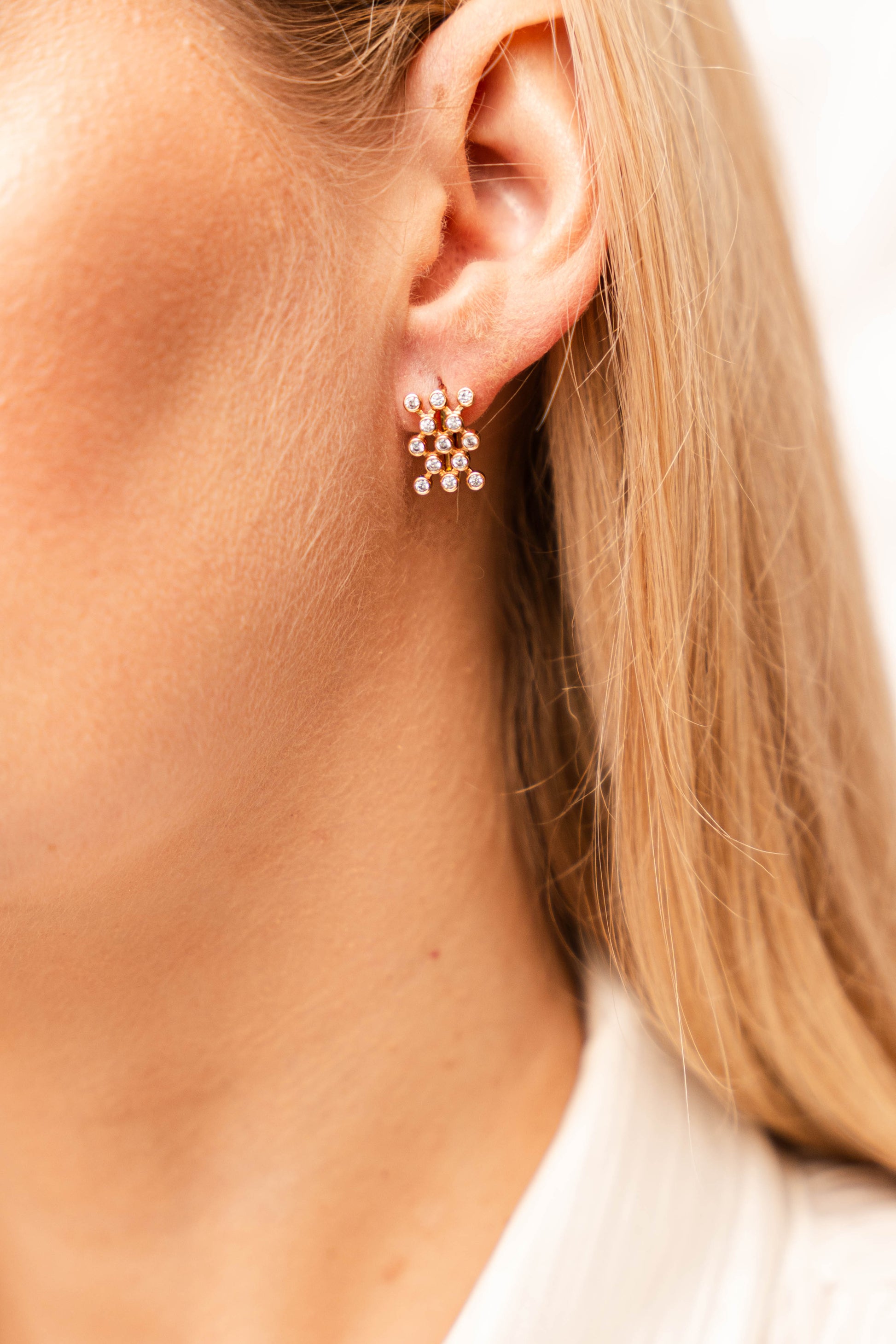 Smulkūs auksiniai auskarai kiekvienai dienai.