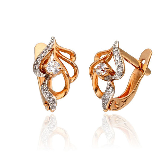 Smalki zelta auskari ar minimālisma dizainu.