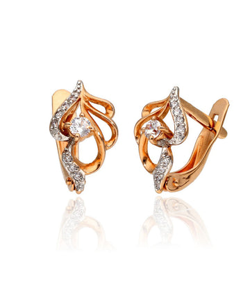 Smalki zelta auskari ar minimālisma dizainu.