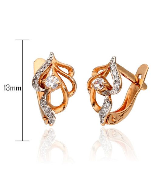 Subtilūs auksiniai auskarai paprasto dizaino.