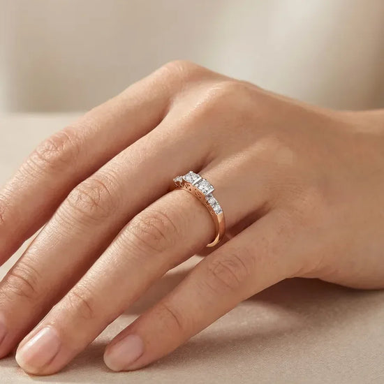 Rožinio aukso žiedas su briliantais