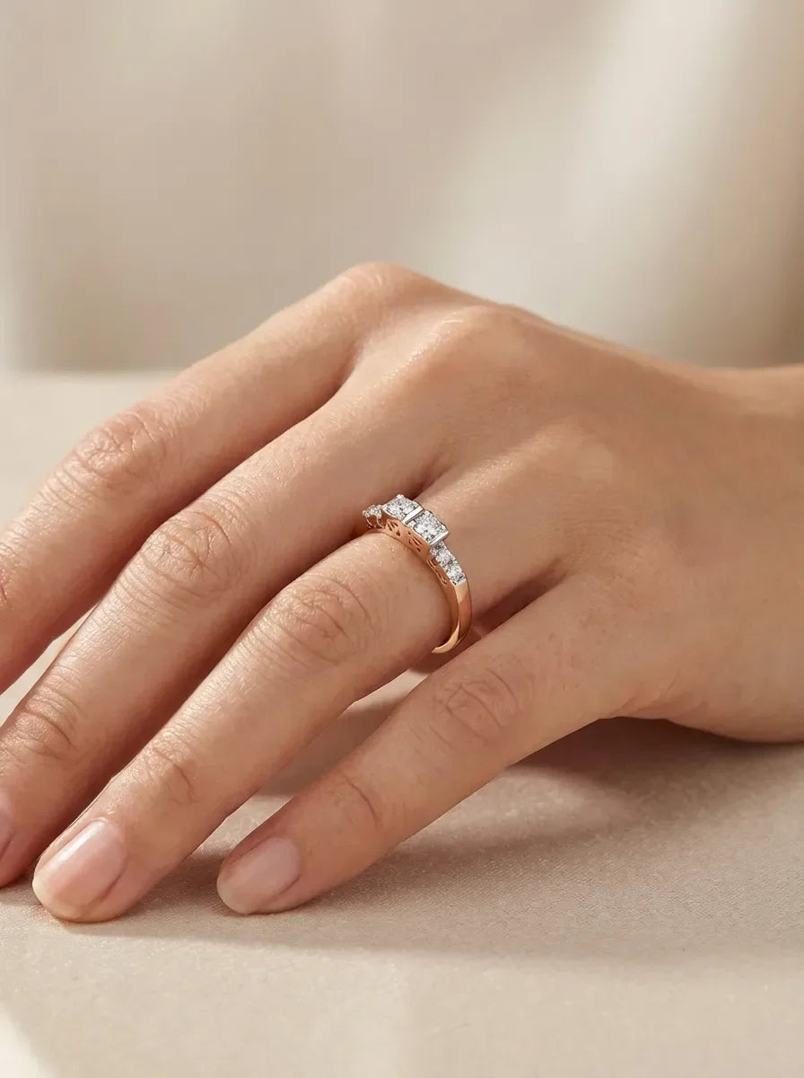 Rožinio aukso žiedas su briliantais