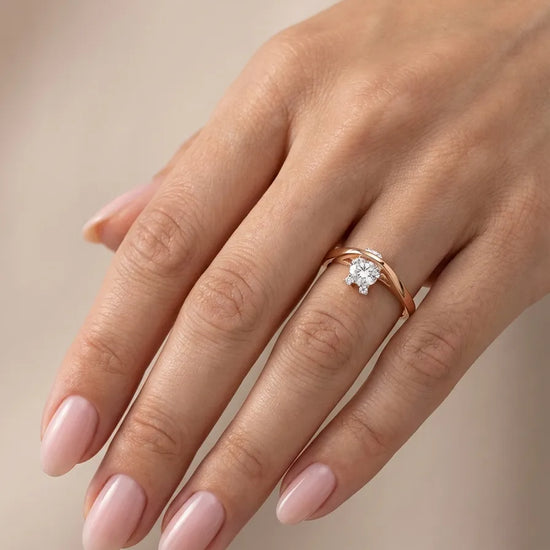 Prabangus moteriškas auksinis žiedas su akmenimis