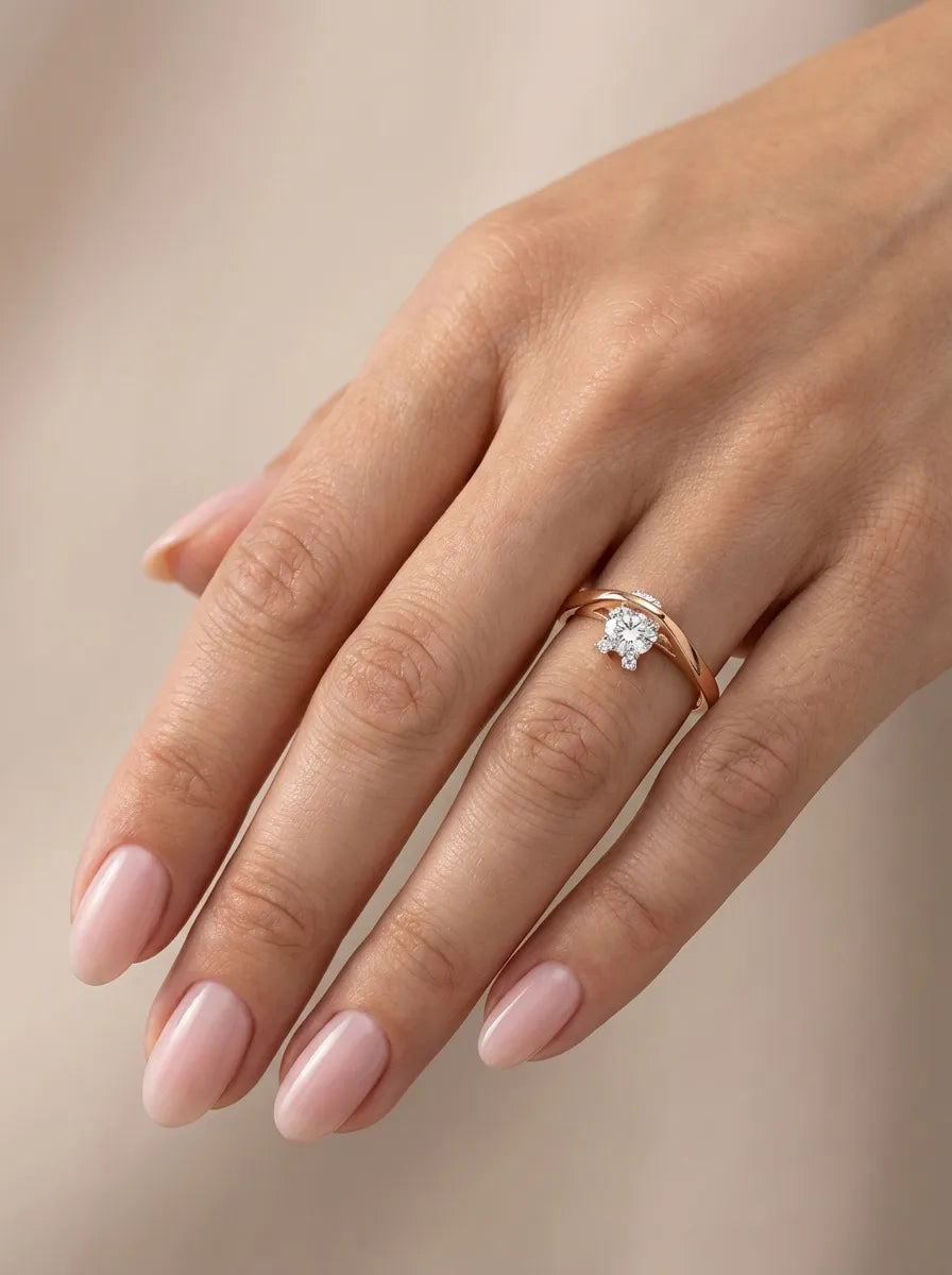 Prabangus moteriškas auksinis žiedas su akmenimis