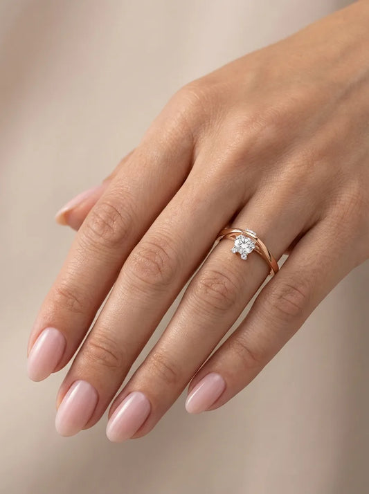 Prabangus moteriškas auksinis žiedas su akmenimis