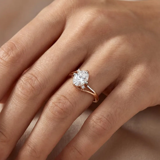 Prabangus moteriškas auksinis žiedas su cirkoniais