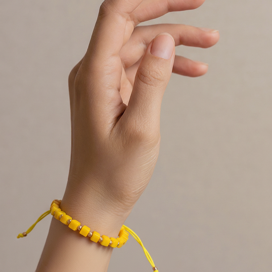 Geltona reguliuojama apyrankė su kvadratiniais karoliukais