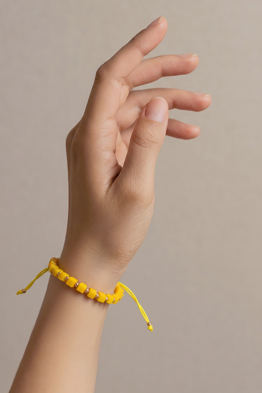 Geltona reguliuojama apyrankė su kvadratiniais karoliukais