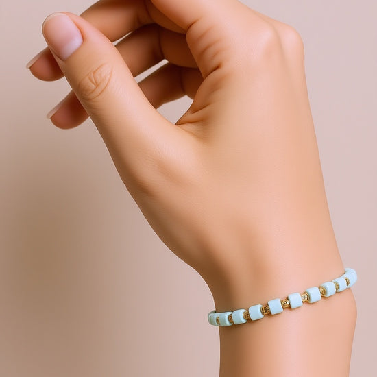 Šviesiai mėlyna reguliuojama apyrankė su kvadratiniais karoliukais