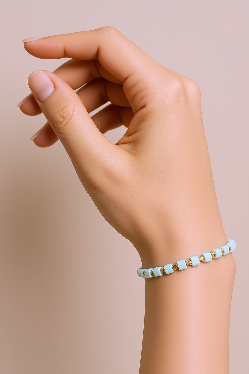 Šviesiai mėlyna reguliuojama apyrankė su kvadratiniais karoliukais