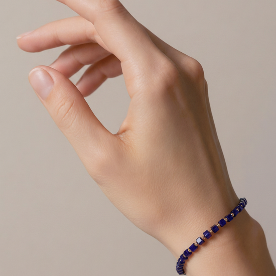 Tamsiai mėlyna karoliukų apyrankė su auksinėmis detalėmis