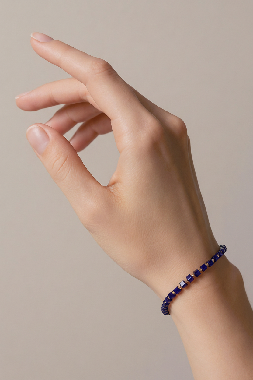 Tamsiai mėlyna karoliukų apyrankė su auksinėmis detalėmis