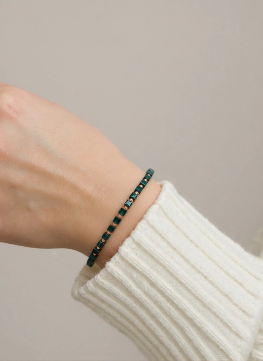 Žalia karoliukų apyrankė su auksinėmis detalėmis