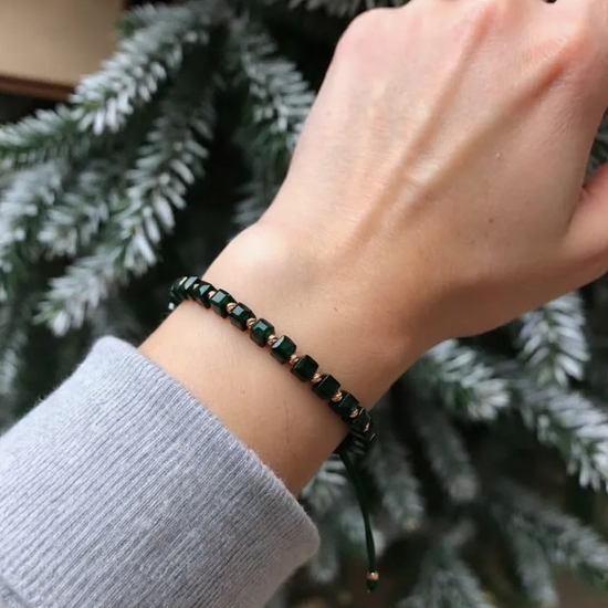 Zaļa kuba rokassprādze ar zelta detaļām